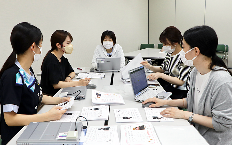 カードの集計作業に取り組む北村さん（左から2人目）らES向上委員会の職員（8月22日、本部）