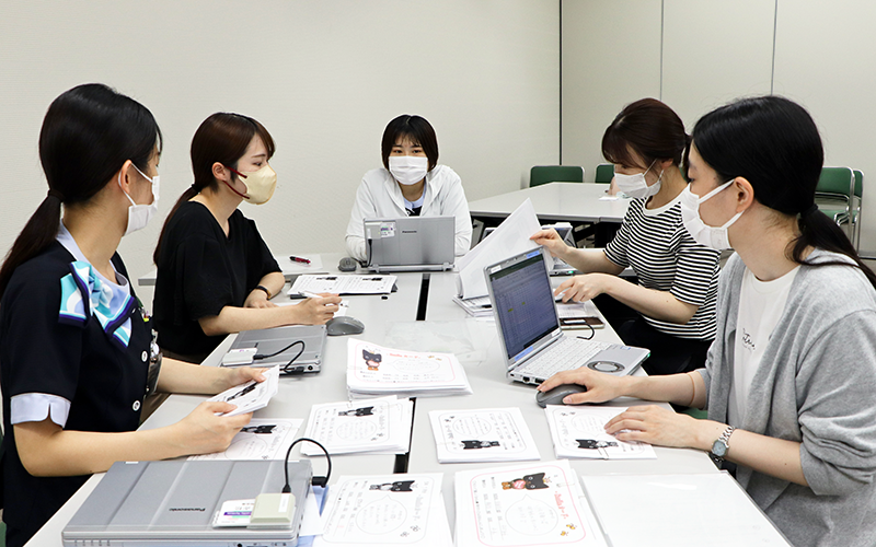 カードの集計作業に取り組む北村さん(左から2人目)らES向上委員会の職員(8月22日、本部)