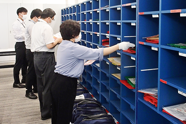 社内郵便の仕分け作業をする野村かがやきの社員（9月5日）