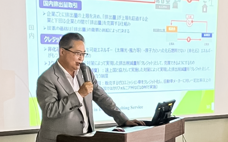脱炭素経営に関するセミナーなどで地域への啓発に取り組む大野達哉常務(岐阜信金提供)