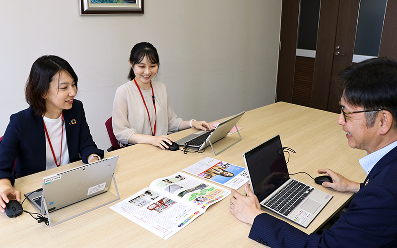 行内報の内容について話し合う参納主任（左）と田村さん（中央）、経営企画部広報CSRグループの寺田正博調査役（8月31日、本部）