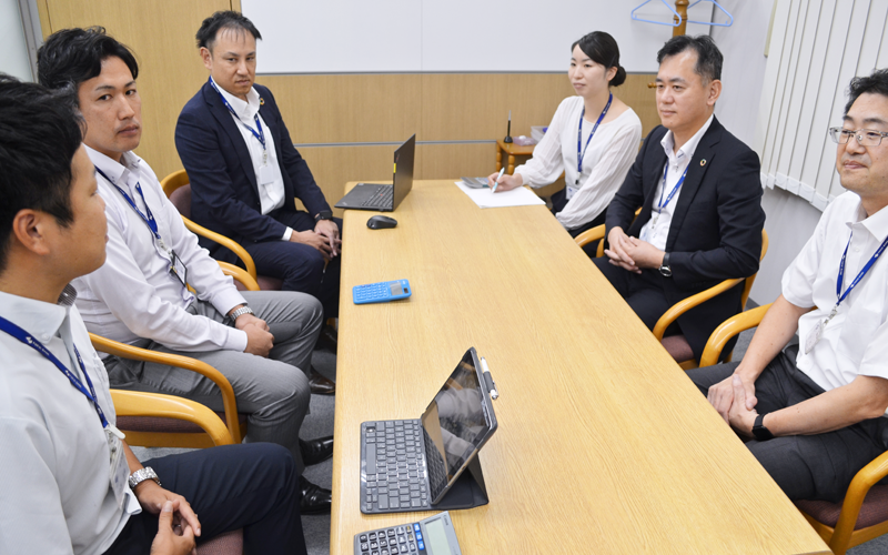 営業支援チームのアドバイザー（左から３人目）も交えて意見交換する（９月１日、福井銀行金津支店）