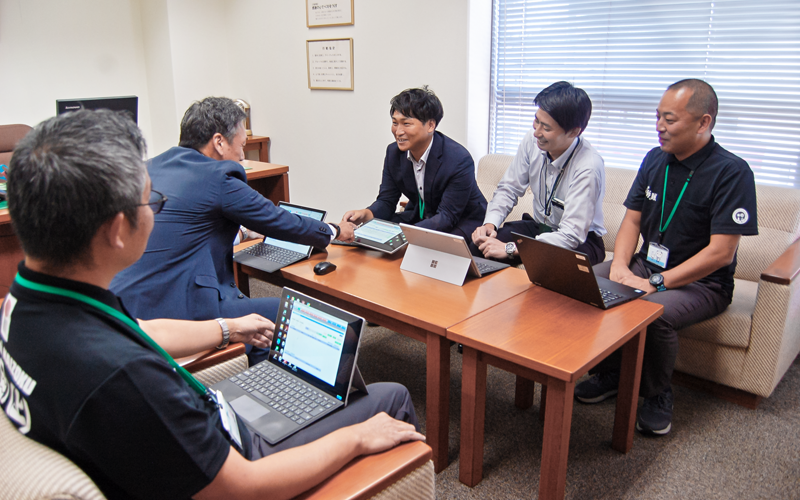 事業所ニーズ検討会で話し合う役席と渉外係（８月30日、伊予銀行日吉支店）