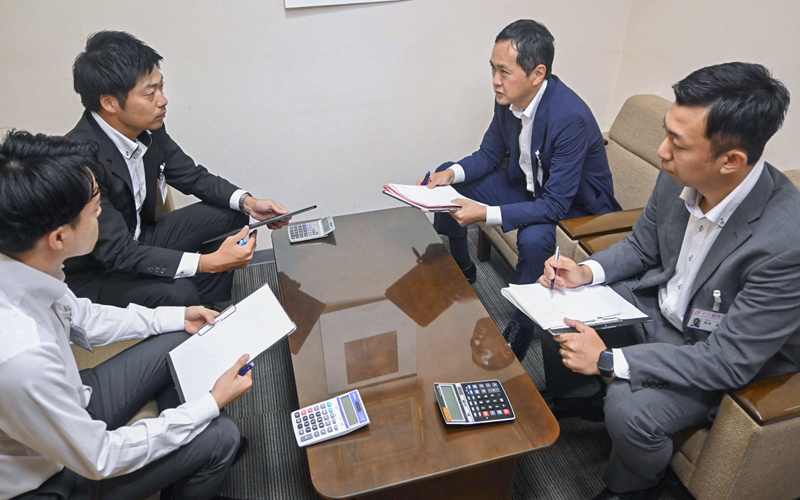 高橋耕司支店長（左から３人目）は行員と水産業の取引先企業からヒアリングしたことを情報共有する（９月７日、十八親和銀行松浦・松浦中央支店）