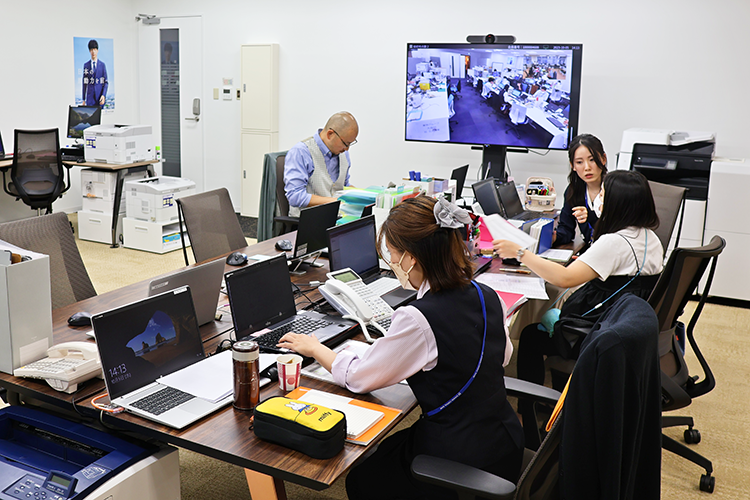 執務スペースのモニターでは、本店の市場業務部と常時接続している（10月5日、大阪支店内）