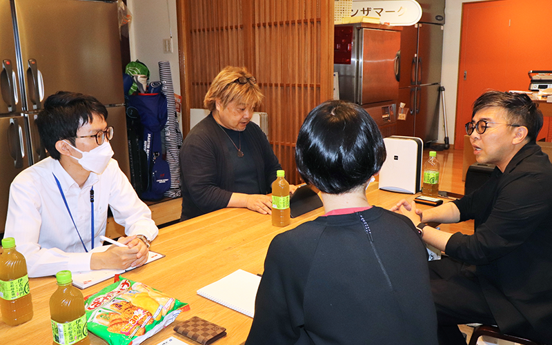 打ち合わせをする高鍋信用金庫営業推進部の西田伸主任（左）、コンサルタントの高橋憲示さん（左から2人目）、水間社長（右、10月3日、オンザマーク）