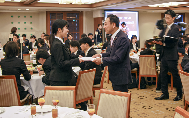 各テーブルをまわり、内定通知書を手渡す静岡銀行の八木稔頭取(10月2日、中島屋グランドホテル)