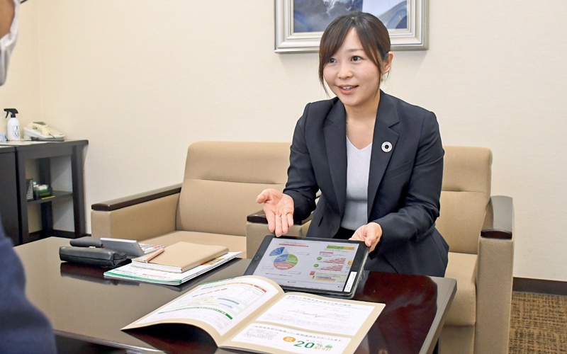 富裕層の資産承継コンサルティングを展開する、りそな銀行池袋エリア営業第三部の担当者(10月16日、りそな銀行池袋支店)