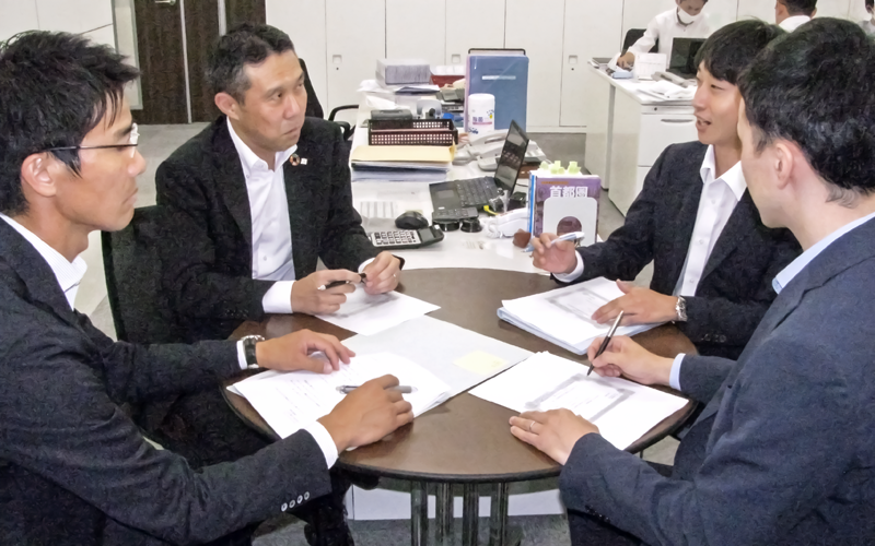 菅谷拓支店長（左から２人目）も参加し円卓では活発な意見を出し合う（９月20日）
