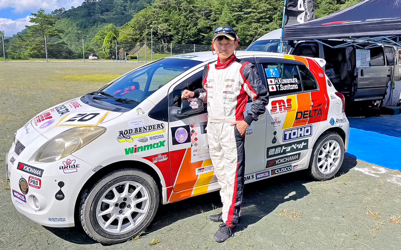徳島県内企業のステッカーが並ぶ競技車両を駆り、全国各地のラリー大会で徳島をPRしている桑村浩之・阿波銀行蒲田支店副長(7月29日、高知県大川村、本人提供)