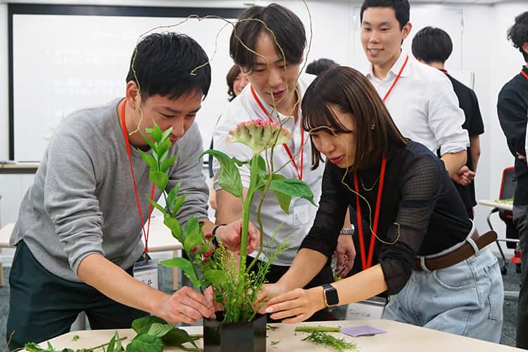 チームで一つの生け花をつくる研修(10月12日、虎ノ門ツインビルディング)