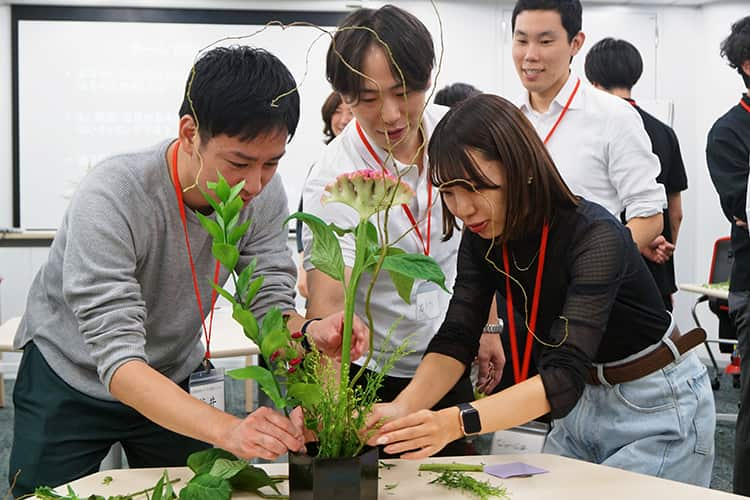 チームで一つの生け花をつくる研修（10月12日、虎ノ門ツインビルディング）