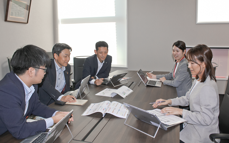 北海道地区事業部の担当者（右手前）とも連携し、取引先の幅広い経営課題に対応する（９月22日）