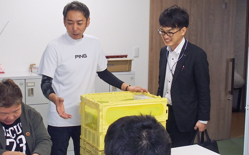 一般社団法人縁の田崎誠代表(左)は、栃木銀行平松支店の紹介した地主とのマッチングで障がい者施設の建設用地を取得。この日は、就労に向けた訓練の様子を上野良平係長に説明した(10月24日、一般社団法人縁)