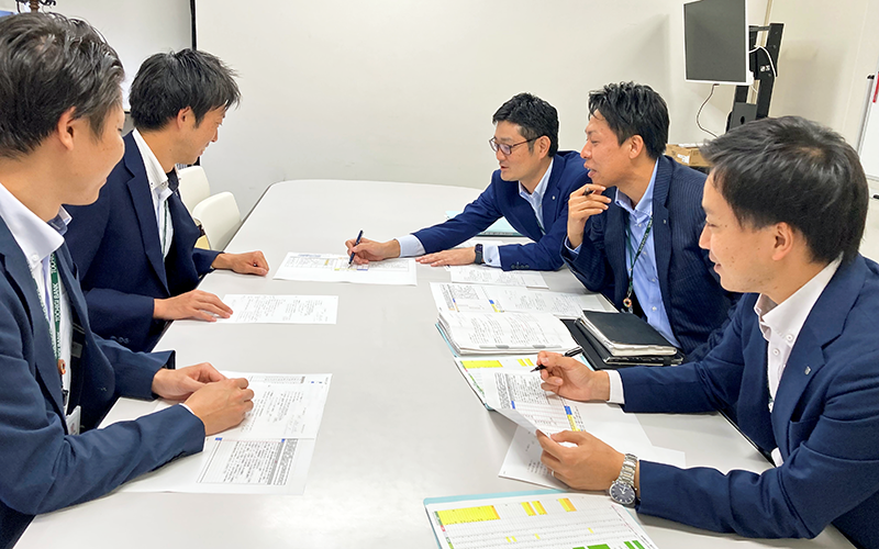 法人営業部の5人が中心となり、PMI強化について話し合う(10月16日、本店)