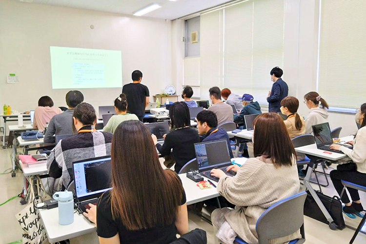 初回のPHP講座。受講者は熱心に取り組んだ(10月21日、佐世保市内、西海みずき信用組合提供)