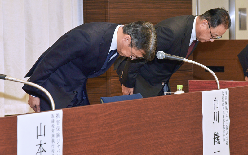 陳謝する白川儀一・損保ジャパン社長(左)と櫻田謙悟・SOMPOホールディングス会長兼グループCEO(9月8日、損保ジャパン本社)