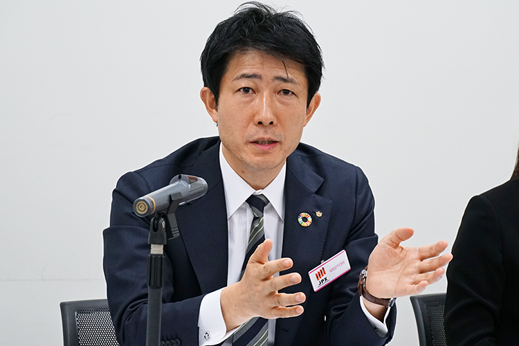 決算会見で説明する大和証券グループ本社の佐藤CFO（10月31日、東京証券取引所）