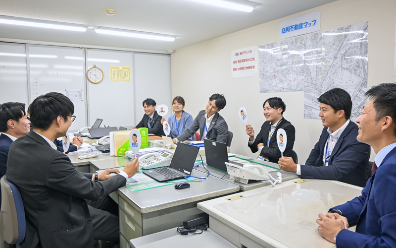 「いいね」「おしい」の札を用いて、各提案について理解を深める職員(11月1日、広島銀行曙支店)
