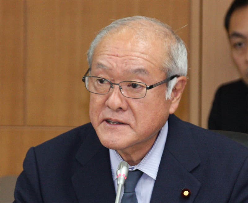 金融機関に事業再生支援の強化を求める鈴木大臣(11月27日、金融庁)
