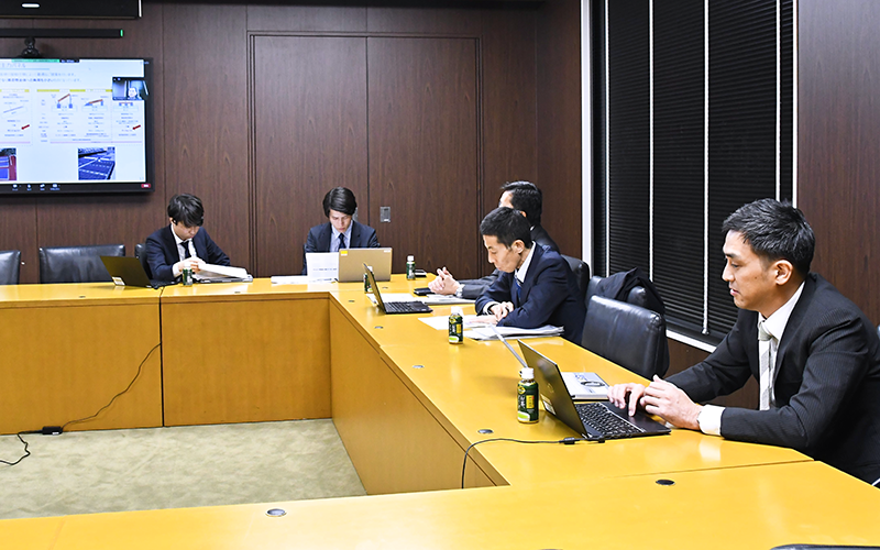 自社のソリューションについて説明するヒナタオエナジーの来村俊郎社長(左、11月14日、本店)