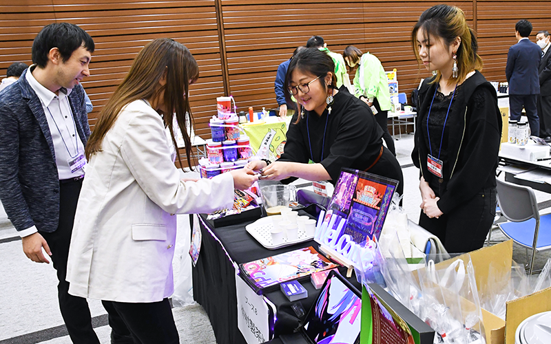 「食品展示商談会」には、シラスや茶など名物を使った製品を扱う35社が出展した（11月30日、信金中央金庫京橋別館）