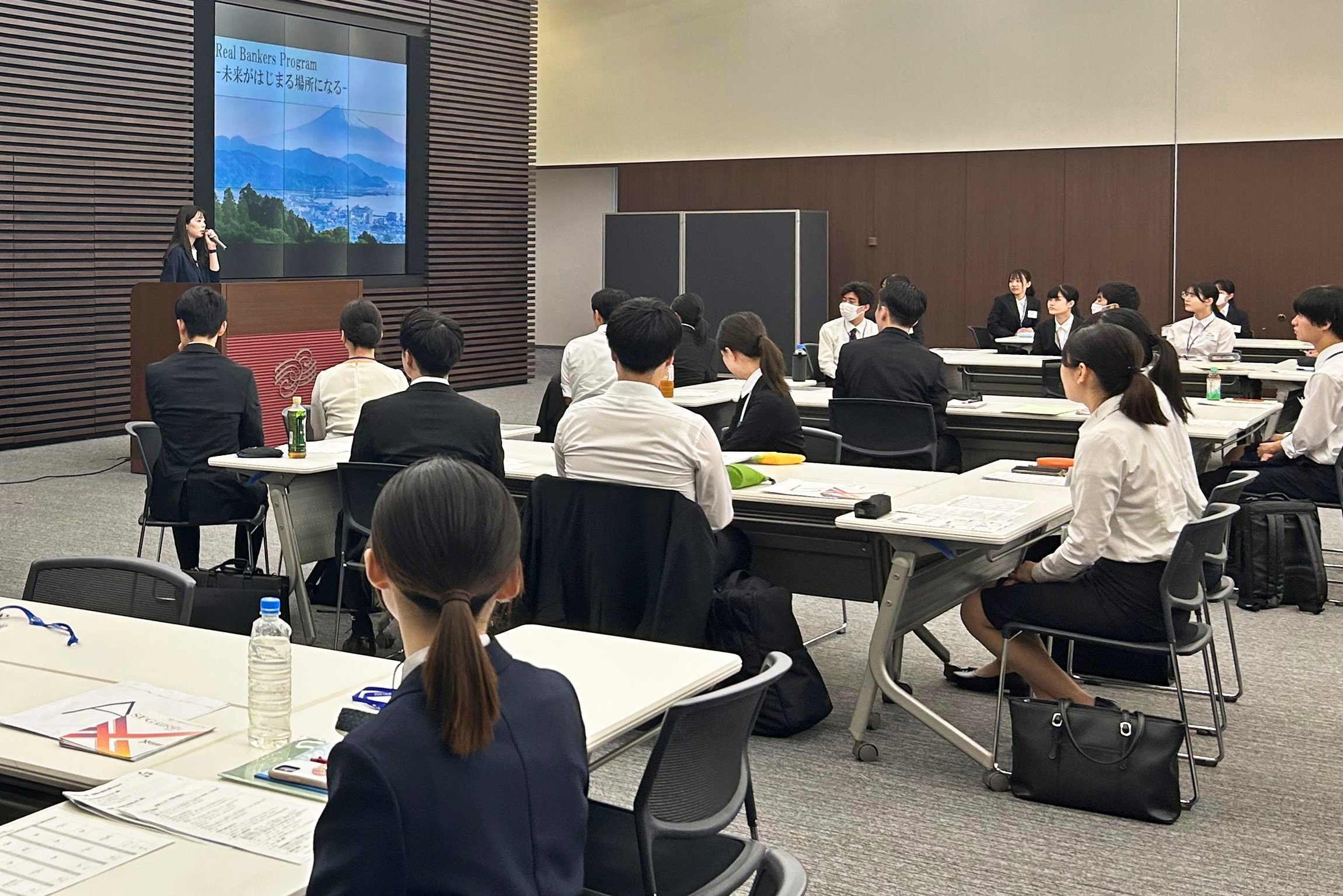 静岡銀行は8月の長期インターンが好評で、冬季にも開催を決めた(静岡銀行提供)