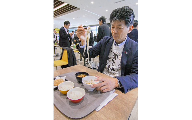 肉汁うどんを試食する長堀和正頭取(12月1日、武蔵野銀行本店)