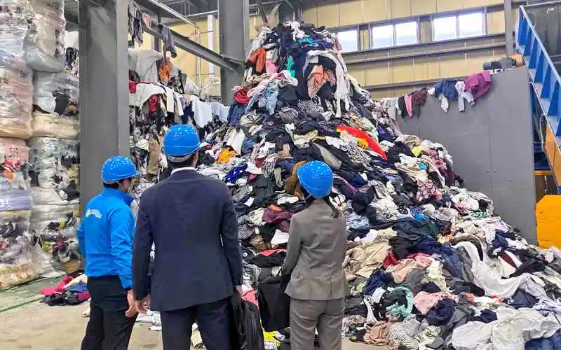 リサイクル会社ナカノの工場を見学した（横浜信金提供）