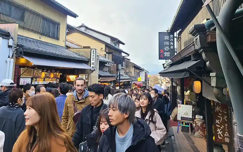 経済正常化が進み観光地はにぎわいを取り戻した（2023年11月18日、京都・清水寺の参道）