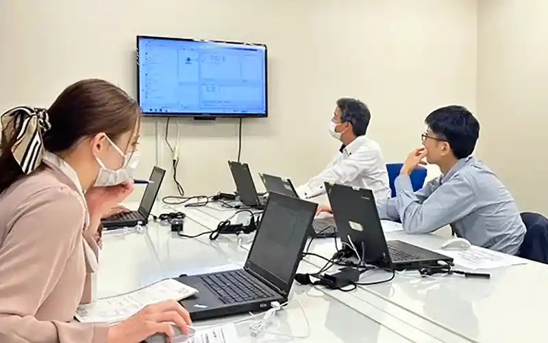 データアナリストを育成する研修で分析手法を学ぶ浜松いわた信用金庫の職員ら(2023年12月13日、浜松事務センター)