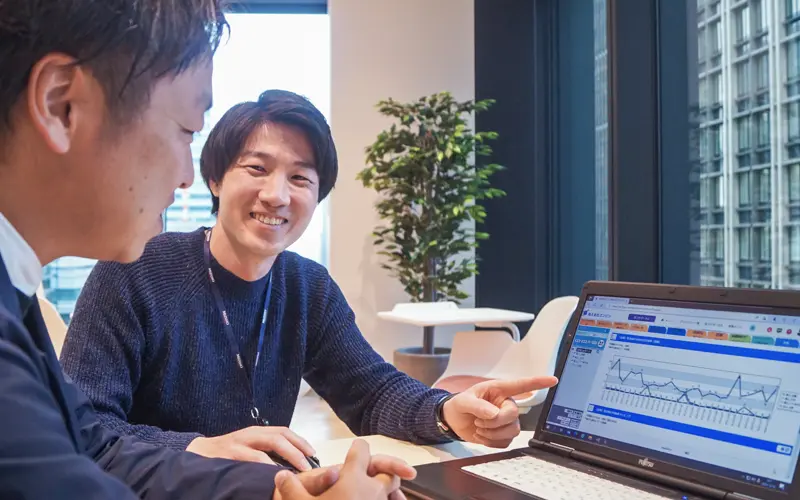「みずほ」に関するSNS上の投稿を分析し、商品ごとにグラフ化している(2023年12月15日、みずほ銀行丸の内本部)
