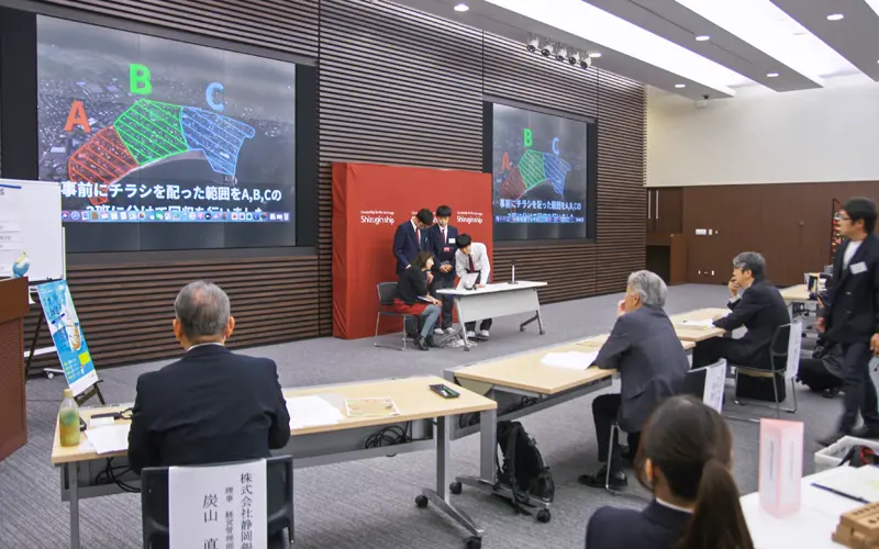 プレゼン大会でアイデアを発表する中高生ら(2023年11月11日、本部研修センター)