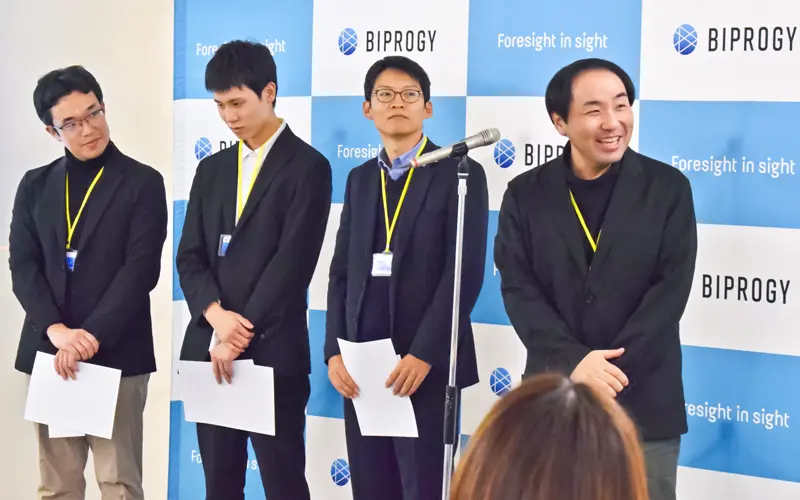 特に精度の高いモデルを構築した4人(右は伊藤啓調査役、1月12日、ビプロジー本社)