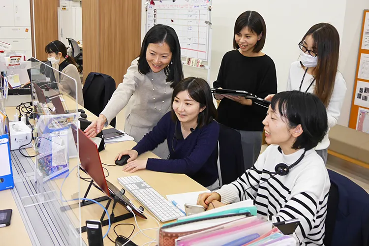 成功事例や提案話法などを共有しながら電話営業にあたっている(2023年12月、名古屋地区のプロモーション営業部)