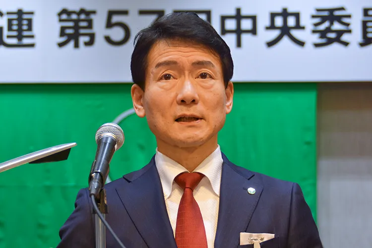挨拶する勝田委員長(1月16日、東京都内)