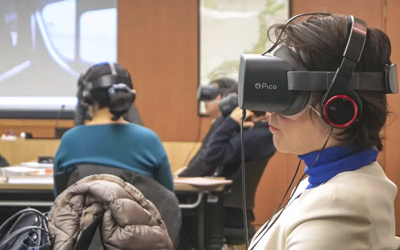 VRで障がい者の視点を体験する秋田夏実CCuO（コーポレートカルチャー責任者）（右、１月18日、恵比寿研修会館）