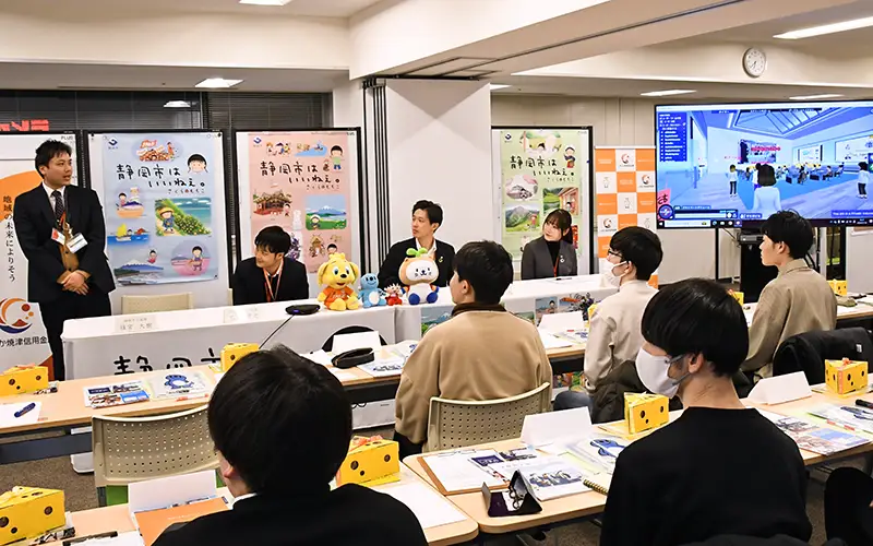 静岡市やしずおか焼津信金の職員が、学生に対して地元で働く魅力をPRした（1月26日、ふるさと回帰支援センター）