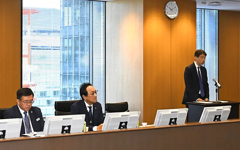 来賓あいさつする農林水産省経営局金融調整課の宮田課長(右、1月26日、JAビル)