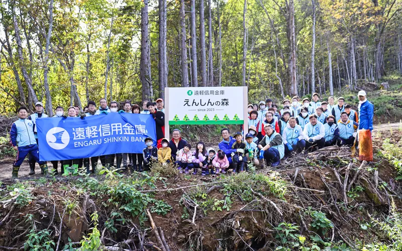 遠軽信金は北海道遠軽町内の林地「えんしんの森」で植樹活動を実施（2023年10月９日、遠軽信金提供）