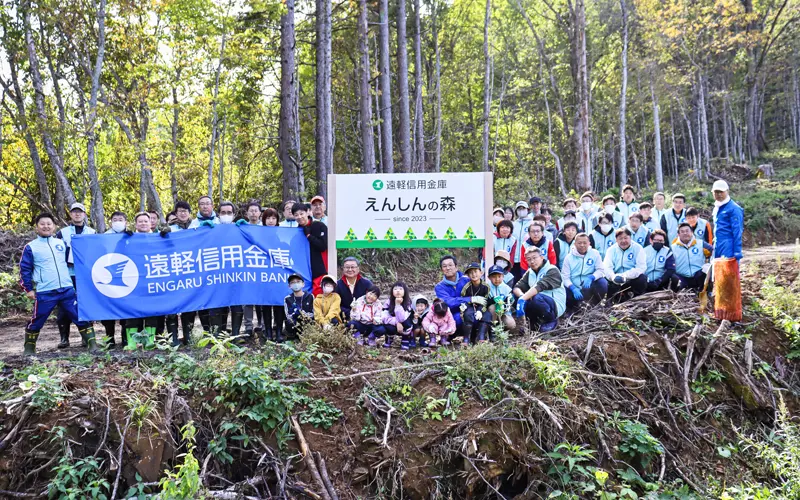 遠軽信金は北海道遠軽町内の林地「えんしんの森」で植樹活動を実施(2023年10月9日、遠軽信金提供)