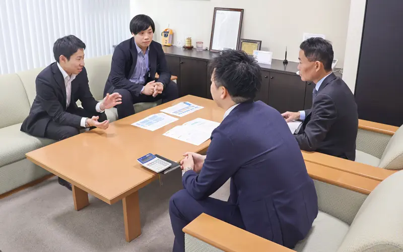 多くの案件情報が交錯するなか、誰が何をするか指示をする(1月24日、りそな銀行阿倍野橋支店)