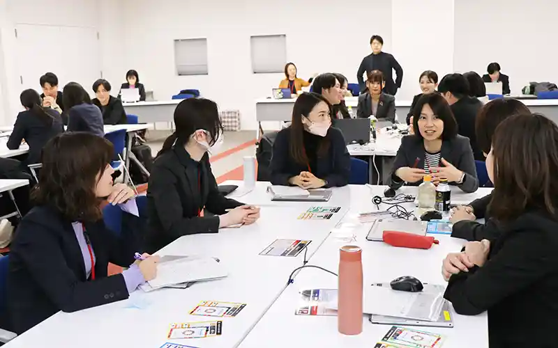 カードゲームを通じ、多くの社員がSDGsの知識を学んだ（1月19日、富山市内）