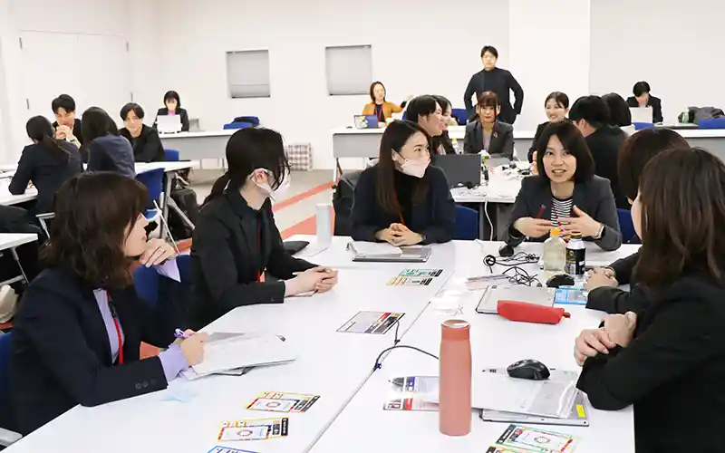 カードゲームを通じ、多くの社員がSDGsの知識を学んだ(1月19日、富山市内)