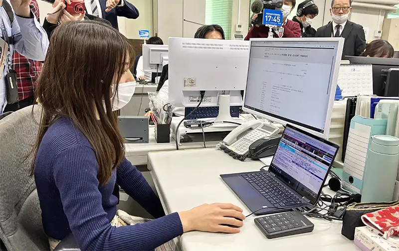10時30分の時報とともに、GX経済移行債では初となる入札オファーが始まった(2月14日、財務省)