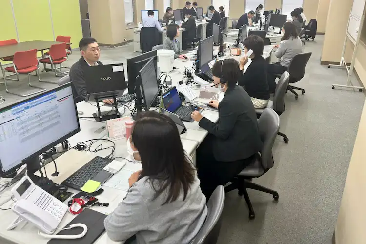 長野市の本店内に拠点を置き、2月に体制を強化したお客さまコンタクトチーム(2月16日、本店)