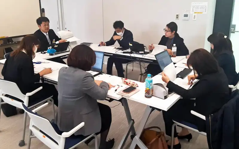 法人コンサルティング部の実務を行う実践型トレーニーの様子(百五銀行提供)