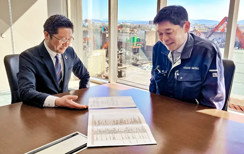 朝日金属の桑原康年常務(右)に脱炭素の提案を行う河合直樹支店長(2月28日、朝日金属)