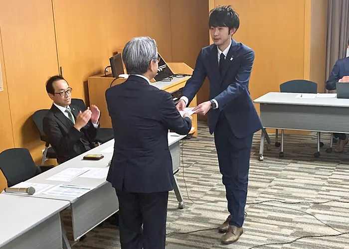 農林中金や信農連、JAが手がけた6事例を表彰した(3月6日、JAビル)