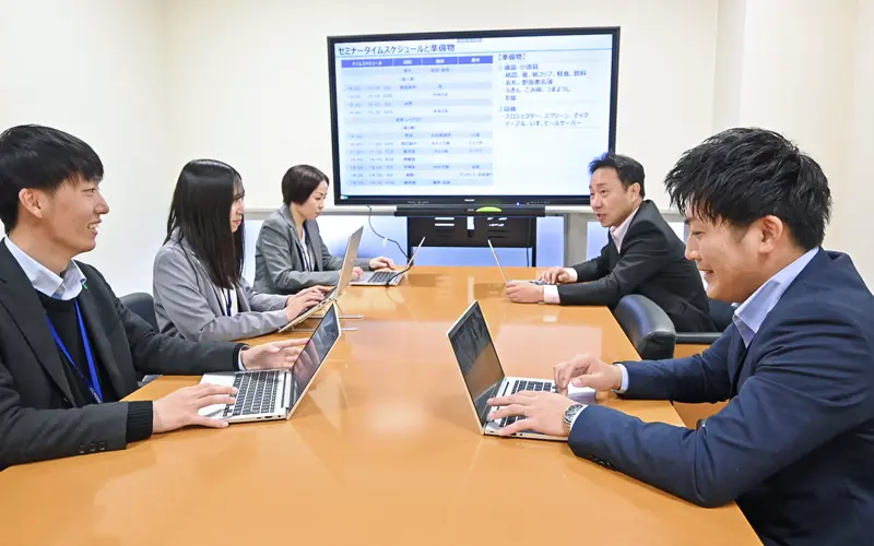 定期的に開催している創業者向けセミナーについて議論する熊本県信保協の職員(2月20日)
